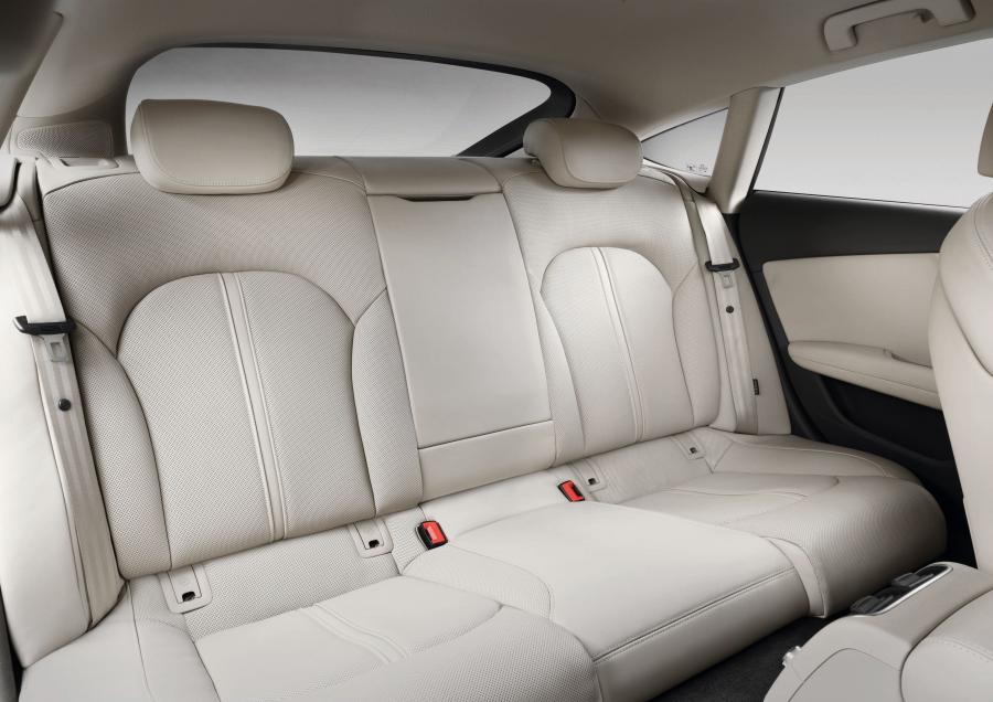 Интерьер Audi A7 Sportback 3.0 TFSI Quattro 2010 года  (фото 5 из 16)